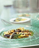 Salat von gegrilltem Gemüse mit geräucherten Sardinenfilets