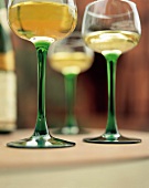 Weingläser, Weißwein drin, lange Stiele