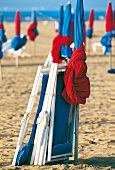 Strandstühle und Sonnenschirme am Strand von Deauville.