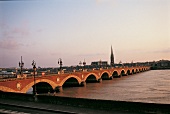 Pont de Pierre. Historische Brücke über die Garonne.
