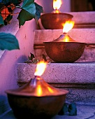 Kupferöllampe brennend auf Treppe vor Eingang, ideal für Sommerfest