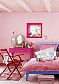 Schlafzimmer in rosa mit karierter Bettwäsche und Teppich, Romantik