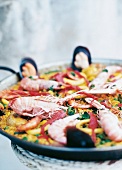 Paella, spanisches Reisgericht aus der Pfanne Mallorca, ohne Rezept