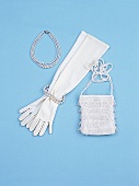 Perlenkette, lange Handschuhe für Braut, Tasche m.Fransen, 20er Jahre