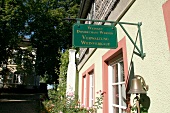 Domdechant Werner'sches Weingut Domdechant Wernersches Weingut Domdechant Werner Weingut mit Weinverkauf in Hochheim