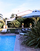 Villa mit Pool und Terrasse in Saint Tropez, Sommer, Liegestühle