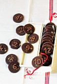 Pfefferminztaler mit Zahlen aus Schokolade als Adventskalender