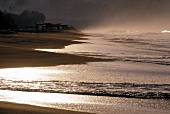 Wellen laufen auf den Strand 