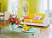 Weißes Sofa mit gelben Stoffbahnen farbig Wand, Couchtisch, "nachher"