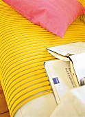 Weißes Sofa mit gelben Stoffbahnen neu dekoriert, Detail, "nachher"