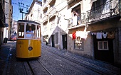 Straßenbahn fährt durch Lissabon. 