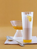 Aufgeschäumte Honig-Milch mit Kardamom