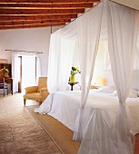 Schlafzimmer mit Himmelbett in einer Finca auf Mallorca, Hotelzimmer