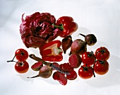 Rote Gemüsesorten: Rotkohl, Rote Bete, Paprika, Tomaten; Freisteller