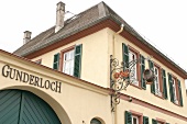 Gunderloch Weingut mit Weinverkauf Gutsausschank in Nackenheim Rheinland-Pfalz