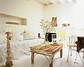 Wohnzimmer im mallorquinischen Stil, Mallorca, Spanien, weiß