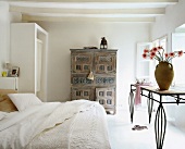 Schlafzimmer auf Mallorca, mallorquinischer Stil Bett + Kommode