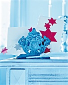 Büttenbriefpapier bekommt mit roten Transparent-Sternen Weihnachtsflair