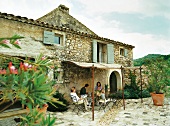 Familie auf einer Terrasse in einem Landhaus in der Provence, Grenache