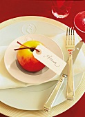 Apfel mit Namenskarte auf Teller, Platzanweiser, weihnachtlich