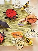 selbstgebastelte Käfer und Libelle aus Papier