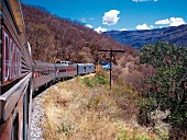 Ein Zug bahnt sich den Weg durch die Berge Mexikos
