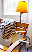 Originelle Lampe mit gebogenem verstellbarem Ständer und Klemme.