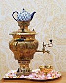 Russischer Samowar darauf eine blau - weiße Teekanne