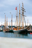 Schiffe im Hafen an der Ostsee 