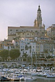 Altstadt von Menton: weiße Kirche, Hafen mit Yachten