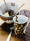 Geschirr. Schüssel und Tasse mit Kaffebohnen-aufdruck