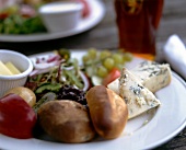 Brötchen, Käse Stilton, Salat auf einem Teller, Nahaufnahme