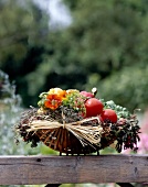 Korb mit Kräutern und Gemüse als sommerliche Deko-Idee
