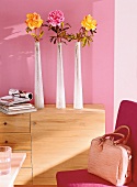 Essplatz - Detail mit Vasen auf Regal vor rosa Wand