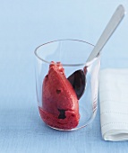 Himbeer - Eis Portion im Glas mit Loeffel