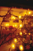 festlich gedeckter Tisch, Kerzen Tannenbaum, stimmungsvoll