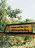 Wegweiser zum Arznei und Gewürzpflanzengarten in Burg, Spreewald