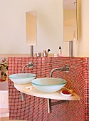 2 Waschschalen aus Glas vor Mauer mit roten Mosaiksteinen, Waschtisch