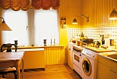 Küche in einer Altbauwohnung vor der Renovierung "vorher" Foto