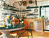 offene Küche, Tisch mit Granitplatte Regale, Küchenregale, rustikal