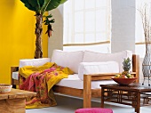 Weißes Sofa aus Teakholz für ein sonniges Wohnzimmer