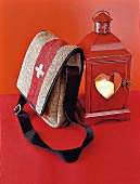 Handtasche Original-Wolldecke der Schweizer Armee, Laterne mit Herz