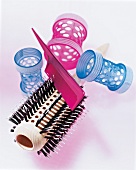 Haarbürste und Toupierkamm auf rosa Untergrund, Detail