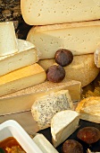 Vielfalt an Käsesorten, Laibe und Stücke aufeinander gestapelt