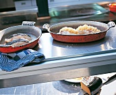 Fischfilets mit geriebenem Käse werden gebraten