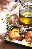 Kaninchenstücke köcheln in Olivenöl 