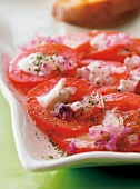 Sommer-Salat aus Tomaten und Frischkäse