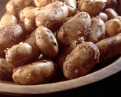 Rohe Kartoffeln in einer Schale 