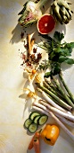 Gemüse Zusammenstellung mit Spargel und Artischocken