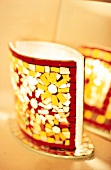 Mosaik-Leuchte mit Blümchen-Motiven aus roten und gelben Scherben